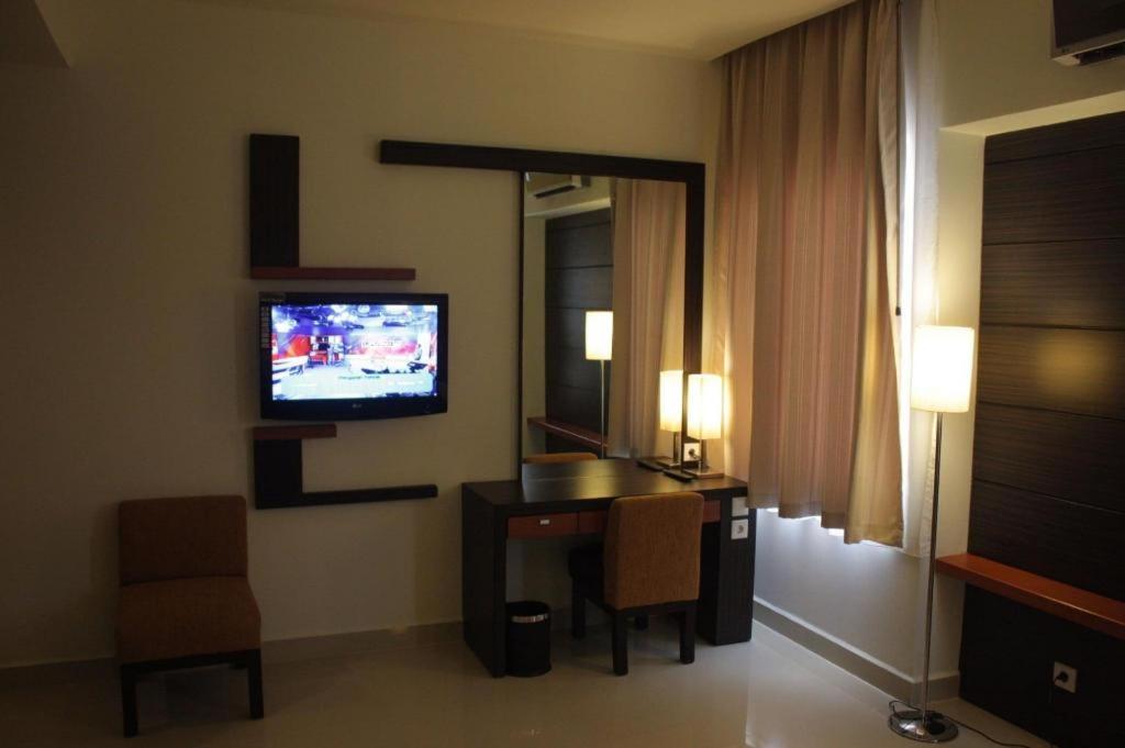 Travello Hotel Manado Exterior photo