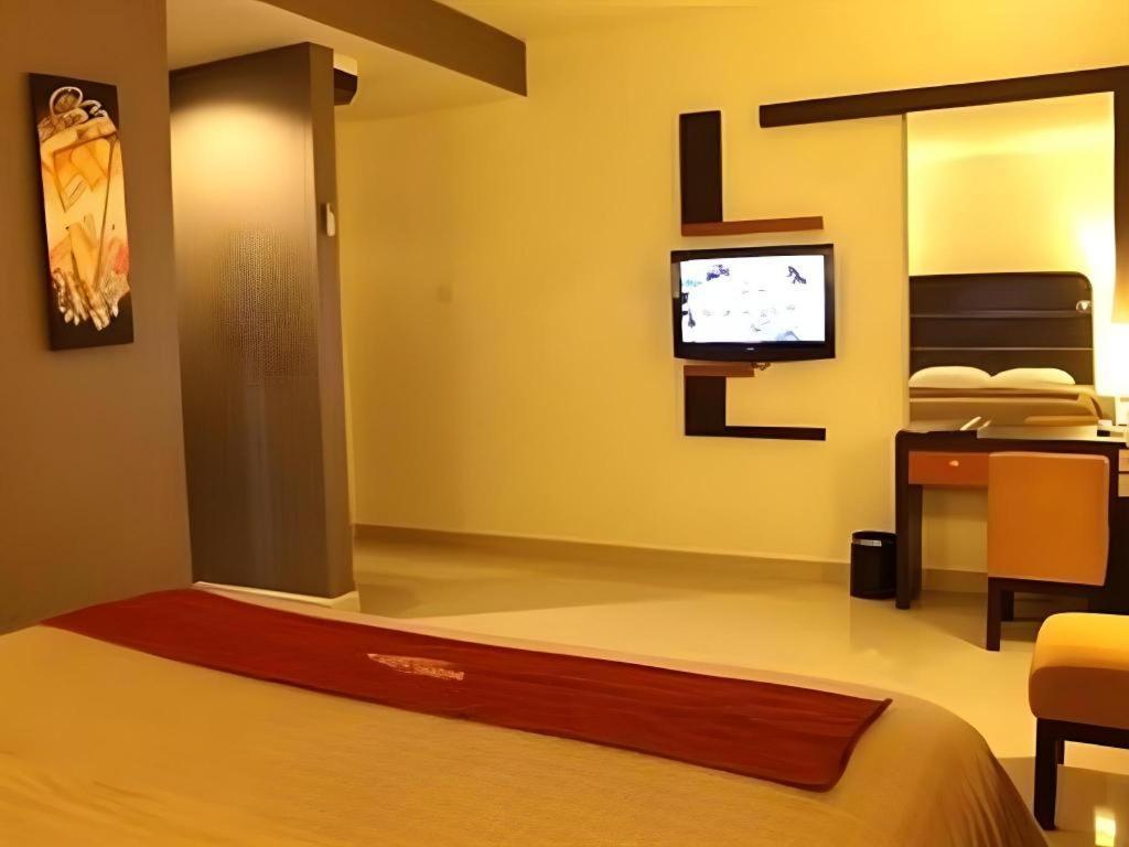 Travello Hotel Manado Exterior photo