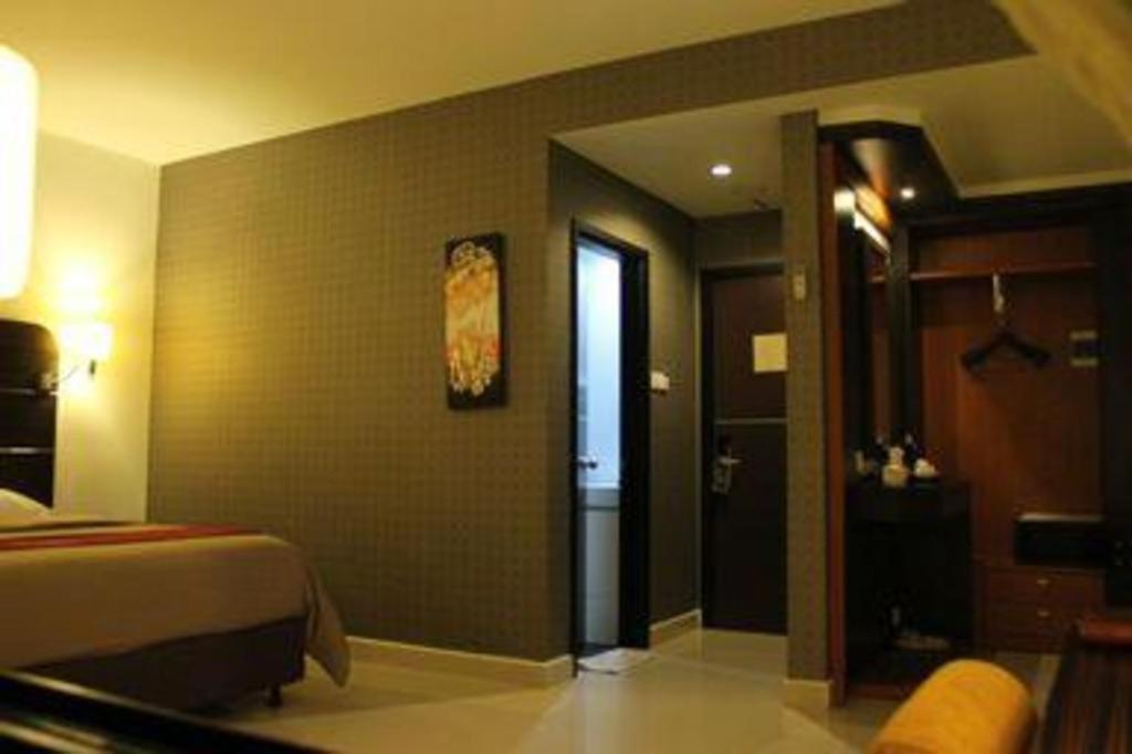 Travello Hotel Manado Exterior photo