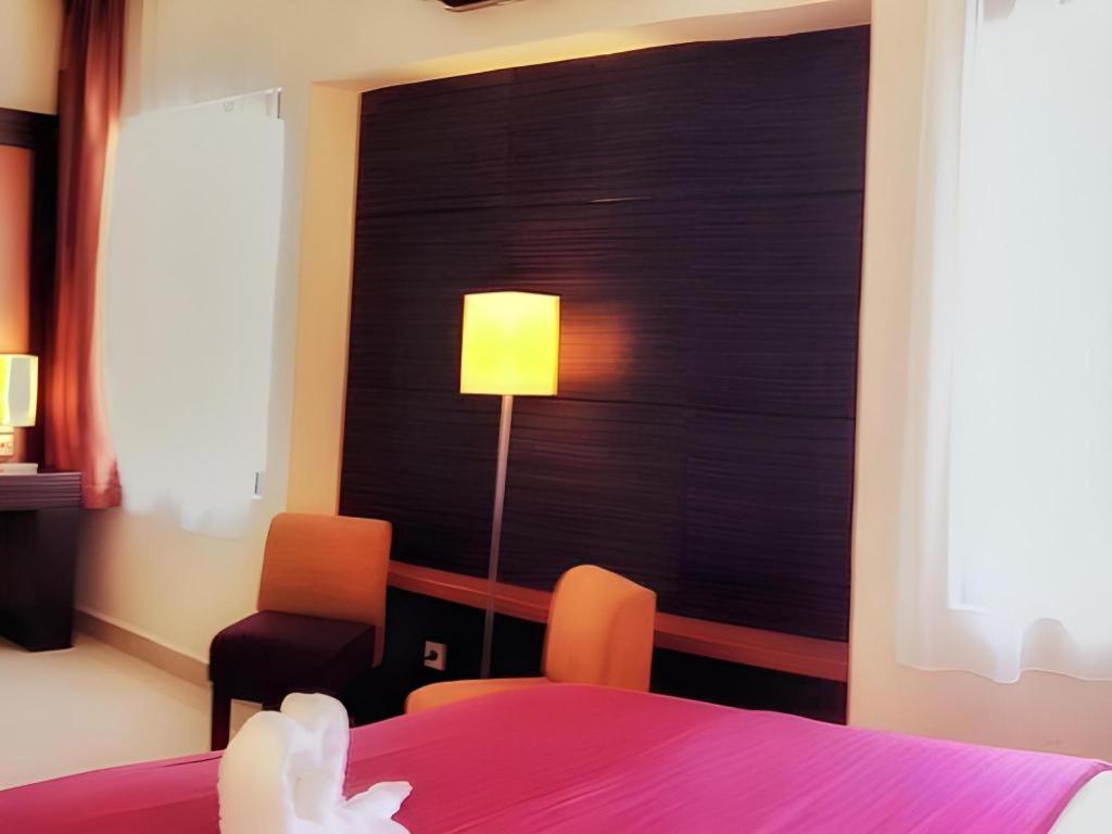 Travello Hotel Manado Exterior photo