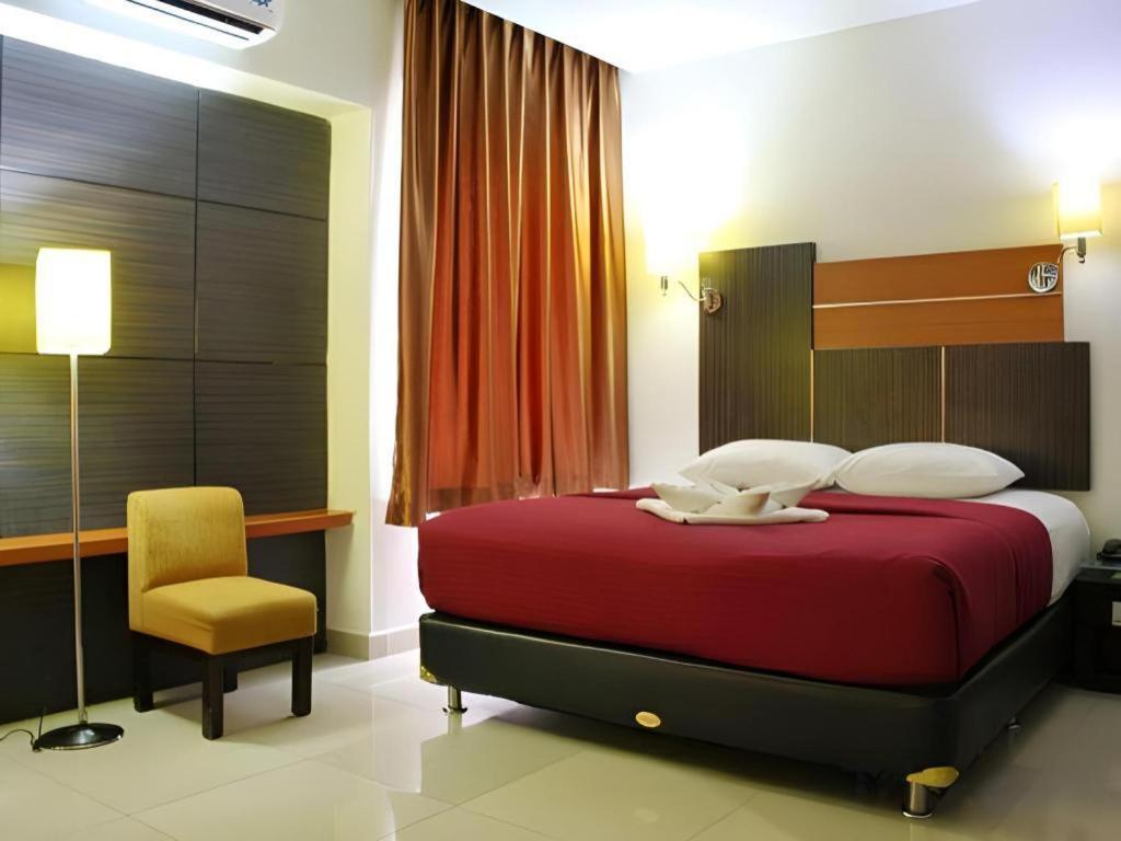 Travello Hotel Manado Exterior photo