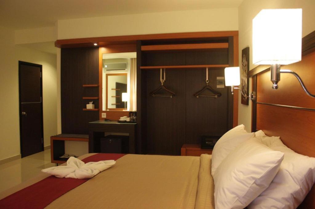 Travello Hotel Manado Exterior photo