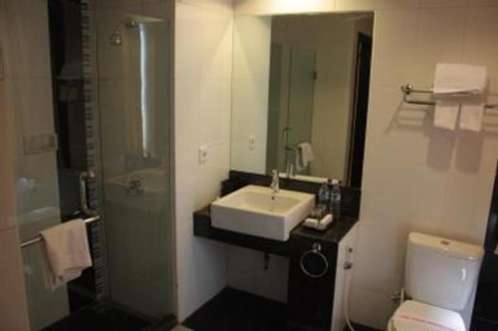 Travello Hotel Manado Exterior photo