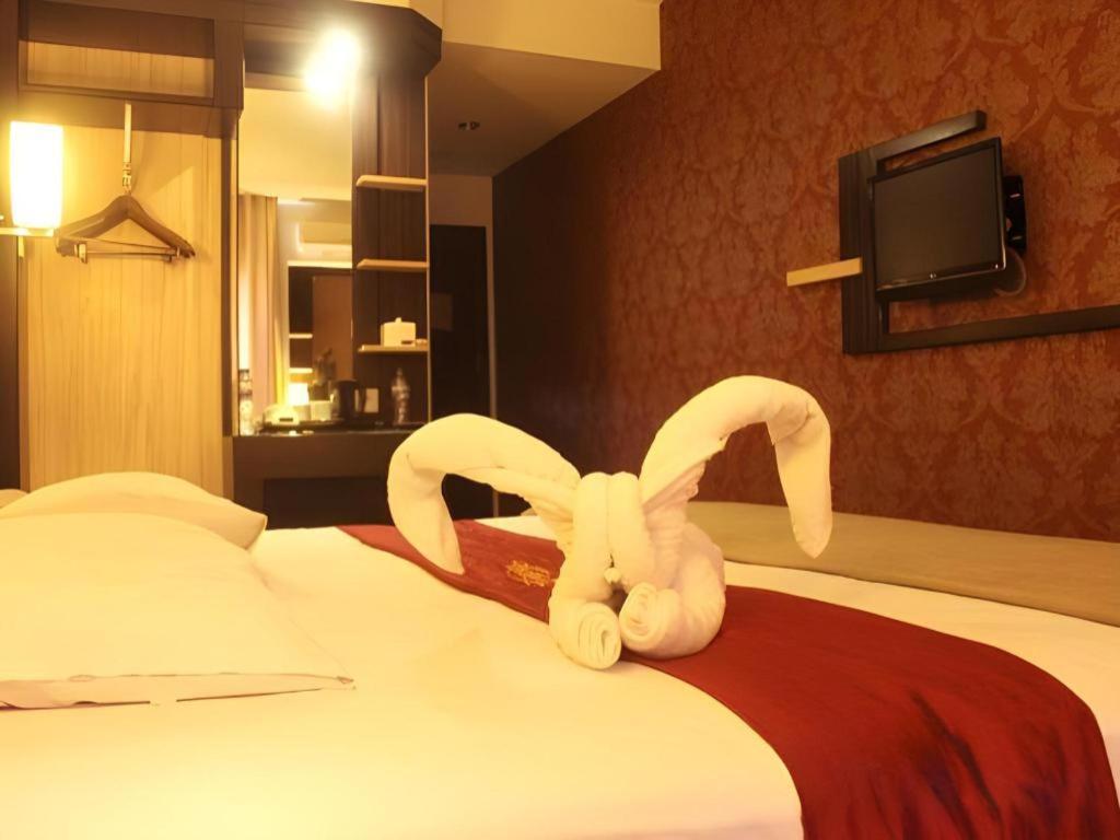 Travello Hotel Manado Exterior photo